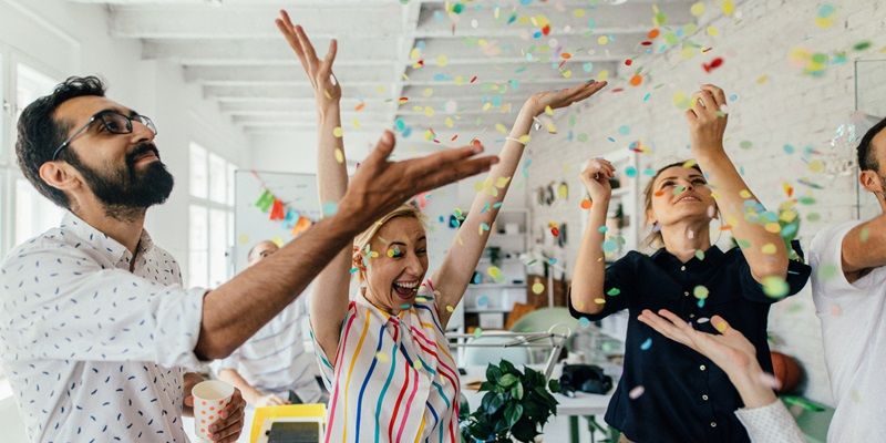 Cinco maneras de celebrar cosas en la oficina para romper con la rutina