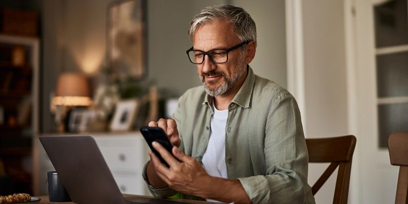 ¿Se pueden prohibir usar en el móvil en el trabajo?